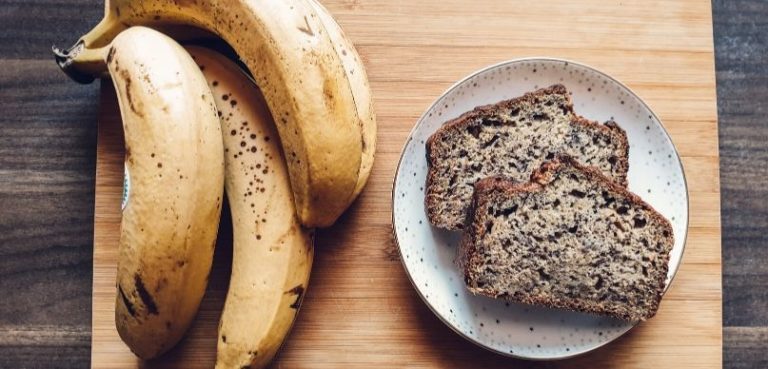 Przejrzałe banany? Sprawdź przepis na chlebek bananowy i wykorzystaj skórkę (na 6 sposobów)!