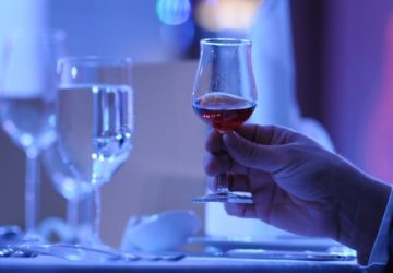 Wieczorna impreza z kieliszkiem alkoholu.